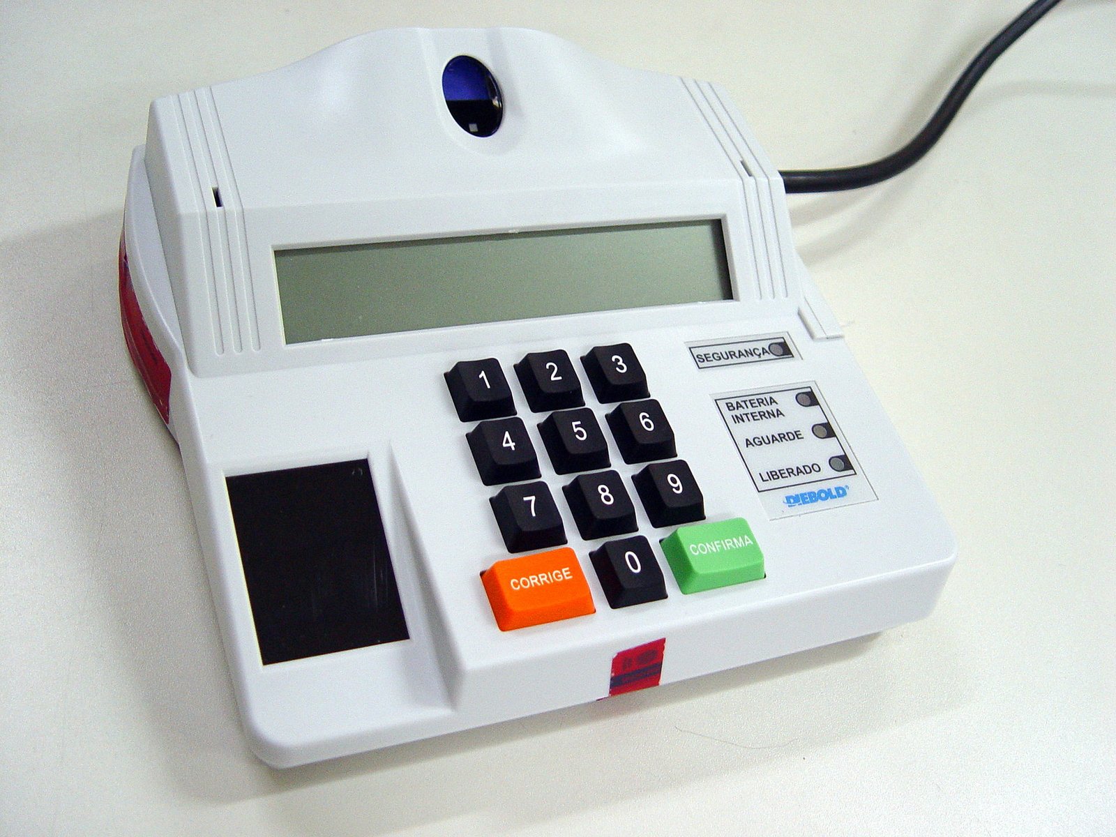 Terminal do mesário de urna eletrônica brasileira, com teclado numérico e teclas confirma e corrige