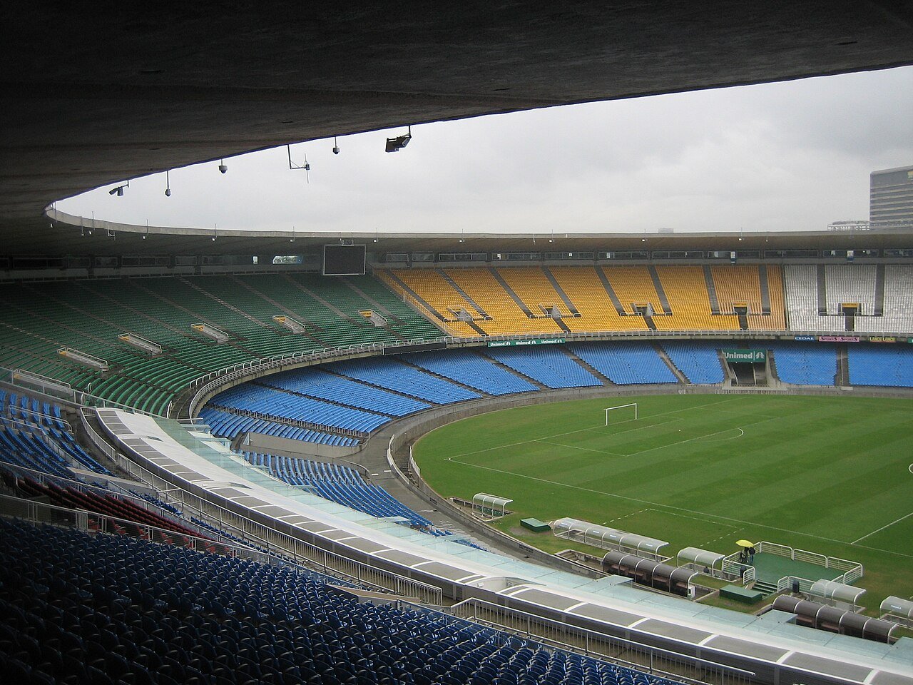 Arquibancadas vazias e gramado do Estádio do Maracanã, no Rio de Janeiro