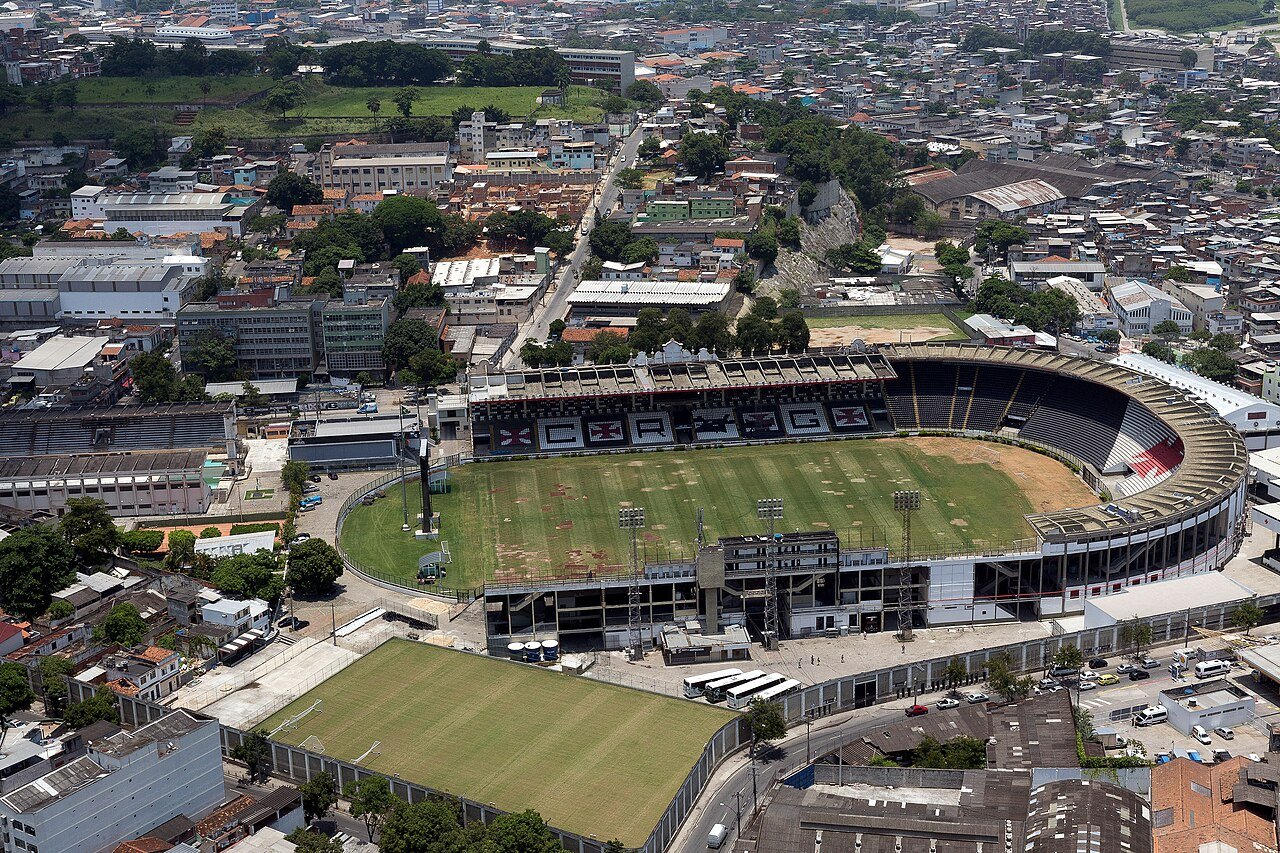 Vista aérea do estádio de São Januário, no Rio de Janeiro, com o nome do Vasco nas arquibancadas