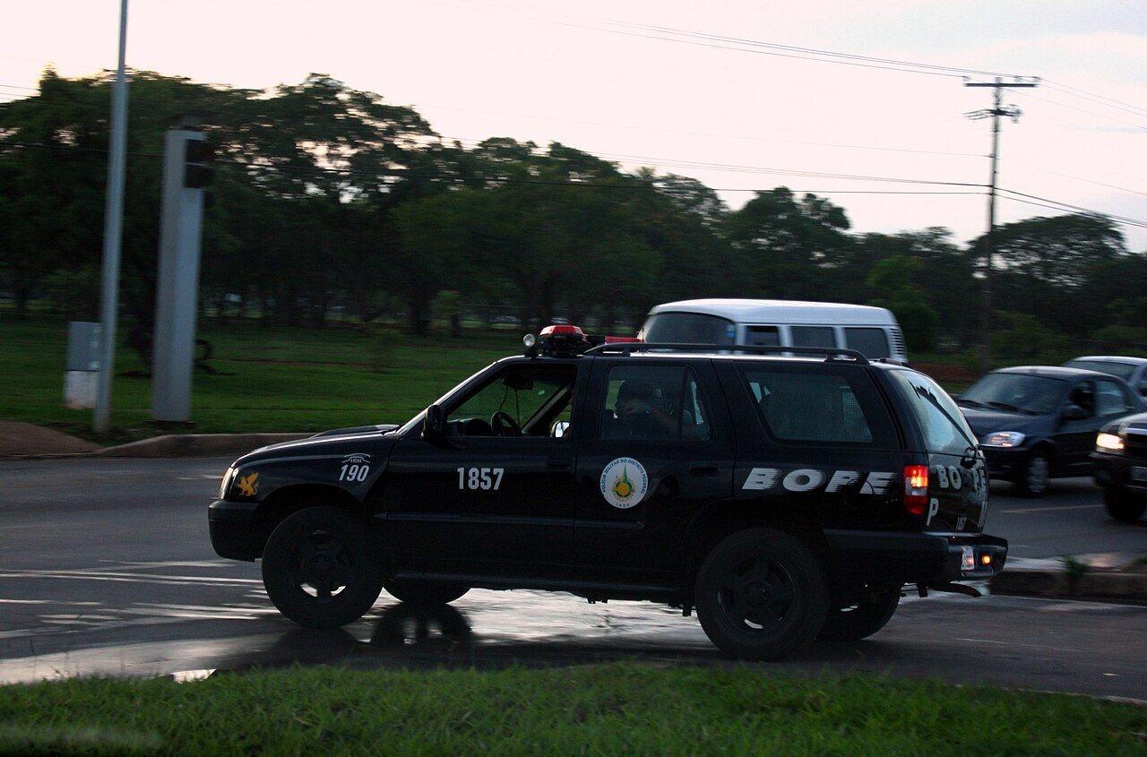 Viatura do Bope da Polícia Militar do Distrito Federal circula por via de Brasília