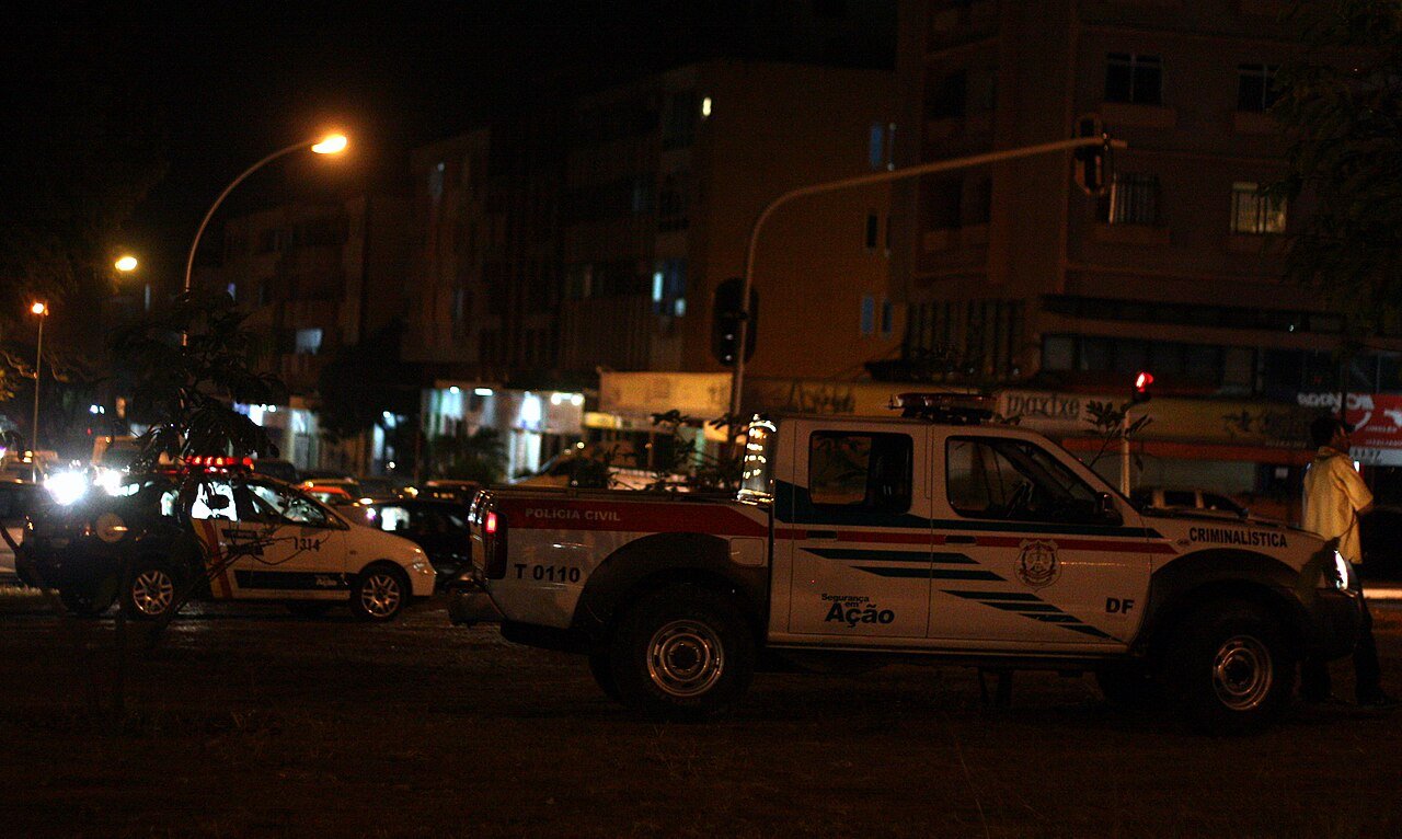 Viatura da Polícia Civil do Distrito Federal em atendimento de ocorrência à noite