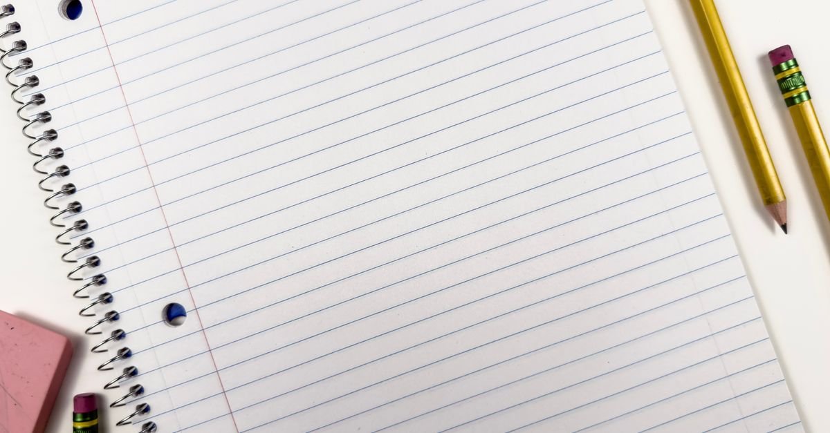 Caderno espiral aberto com lápis e borracha, visto de cima, imagem ilustrativa