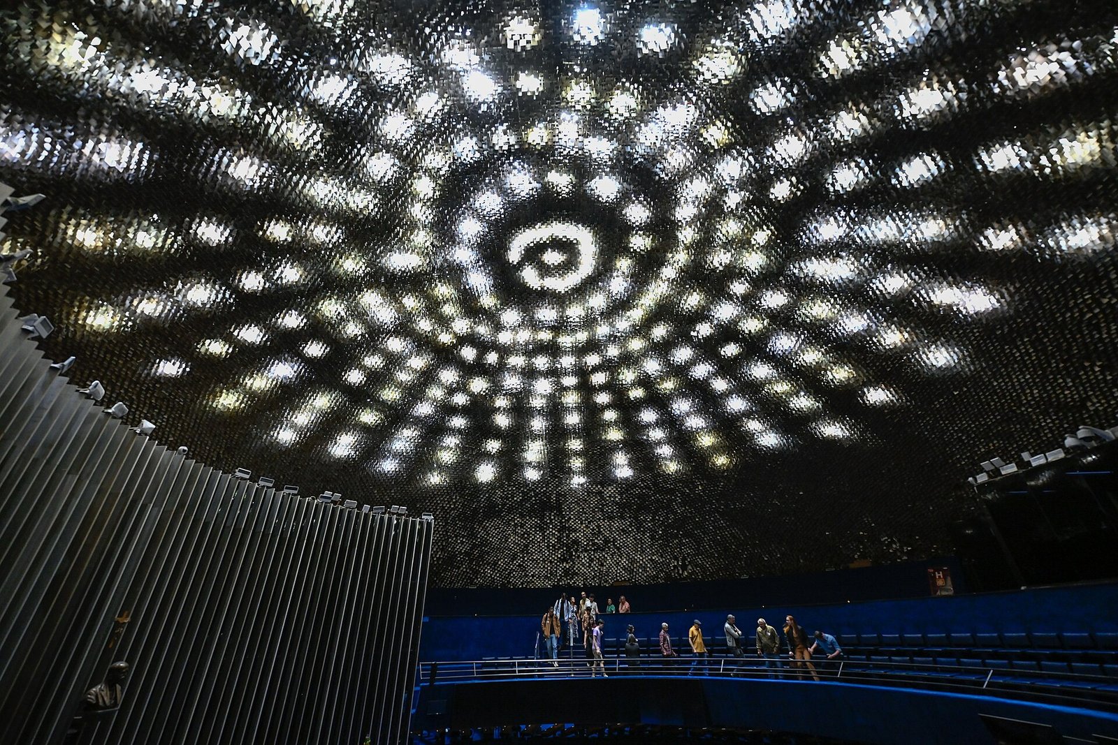 Visitantes percorrem a galeria do plenario do Senado sob o teto vazado do Palacio do Congresso Nacional