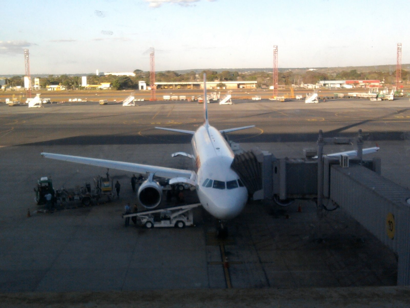 Avião parado no finger do Aeroporto Internacional de Brasília