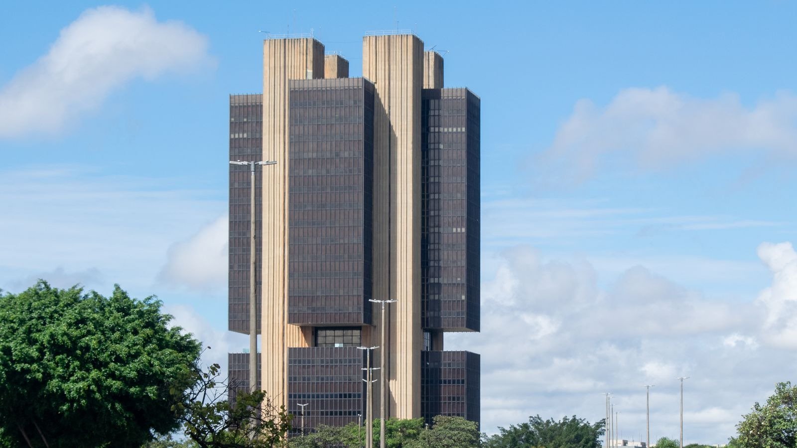 Sede do Banco Central em Brasília, com as torres de fachada de concreto e vidro escuro sob céu azul