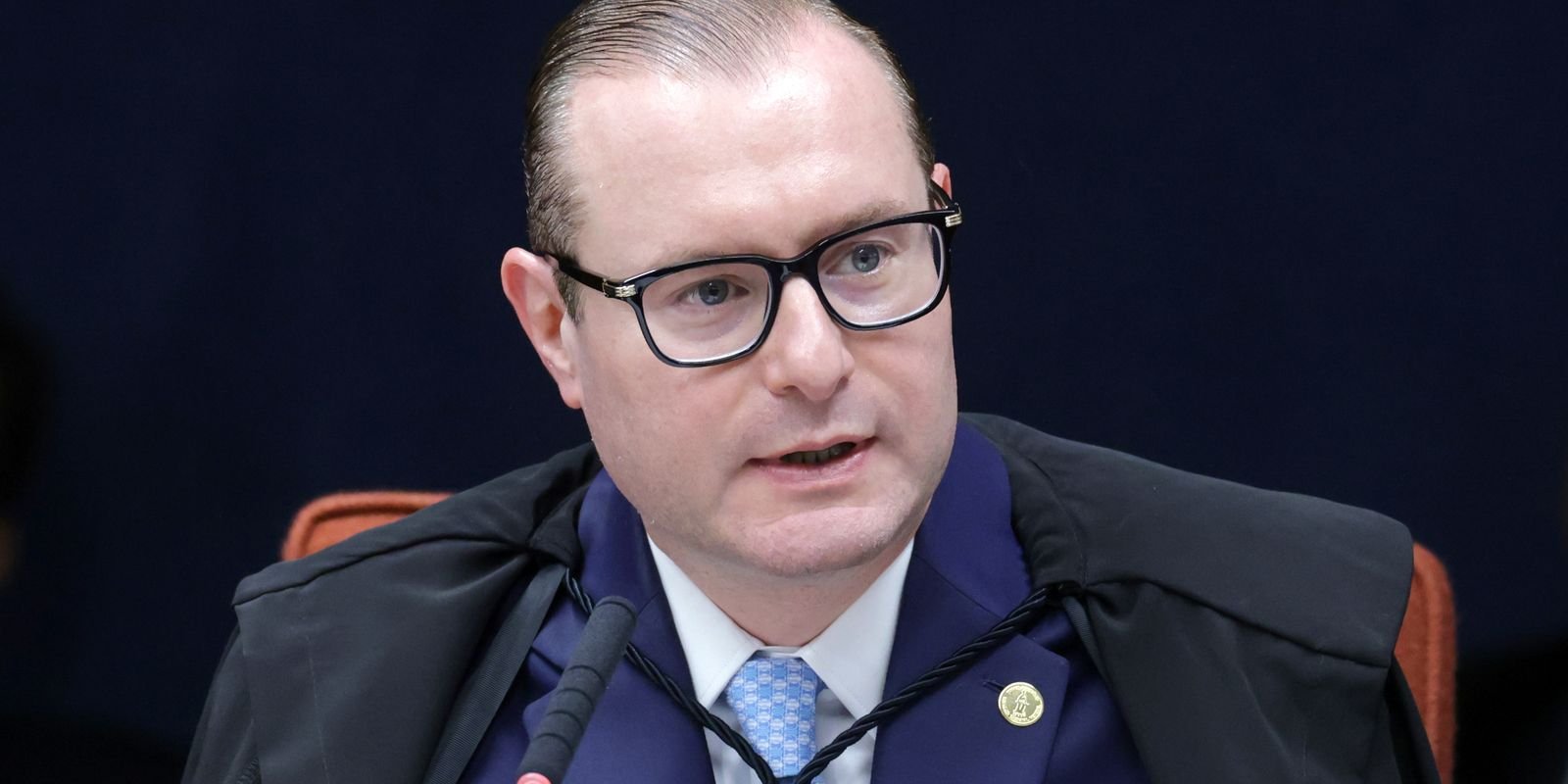 O ministro Cristiano Zanin, de toga, fala ao microfone durante sessão no Supremo Tribunal Federal