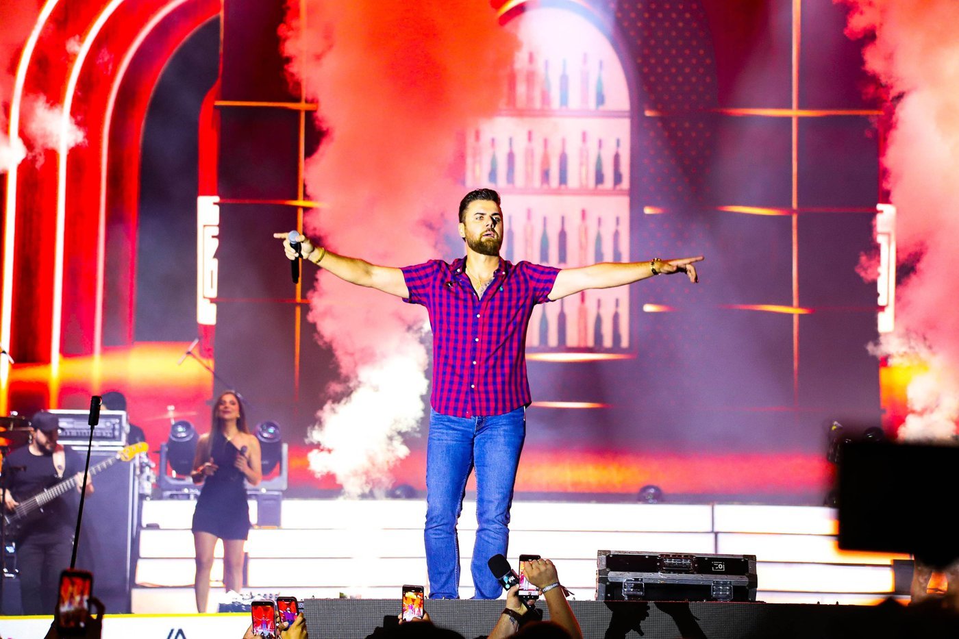 Zé Neto canta ao microfone no palco do Verão Maior Paraná, em janeiro de 2026; foto de arquivo