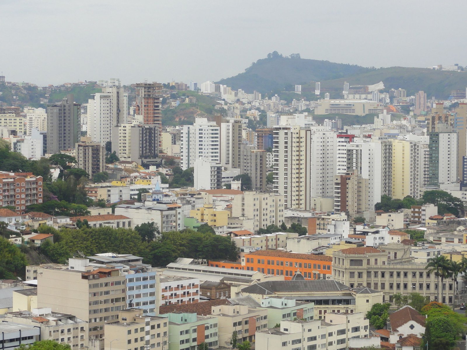 Vista parcial da cidade de Juiz de Fora, em Minas Gerais, com prédios e morros ao fundo